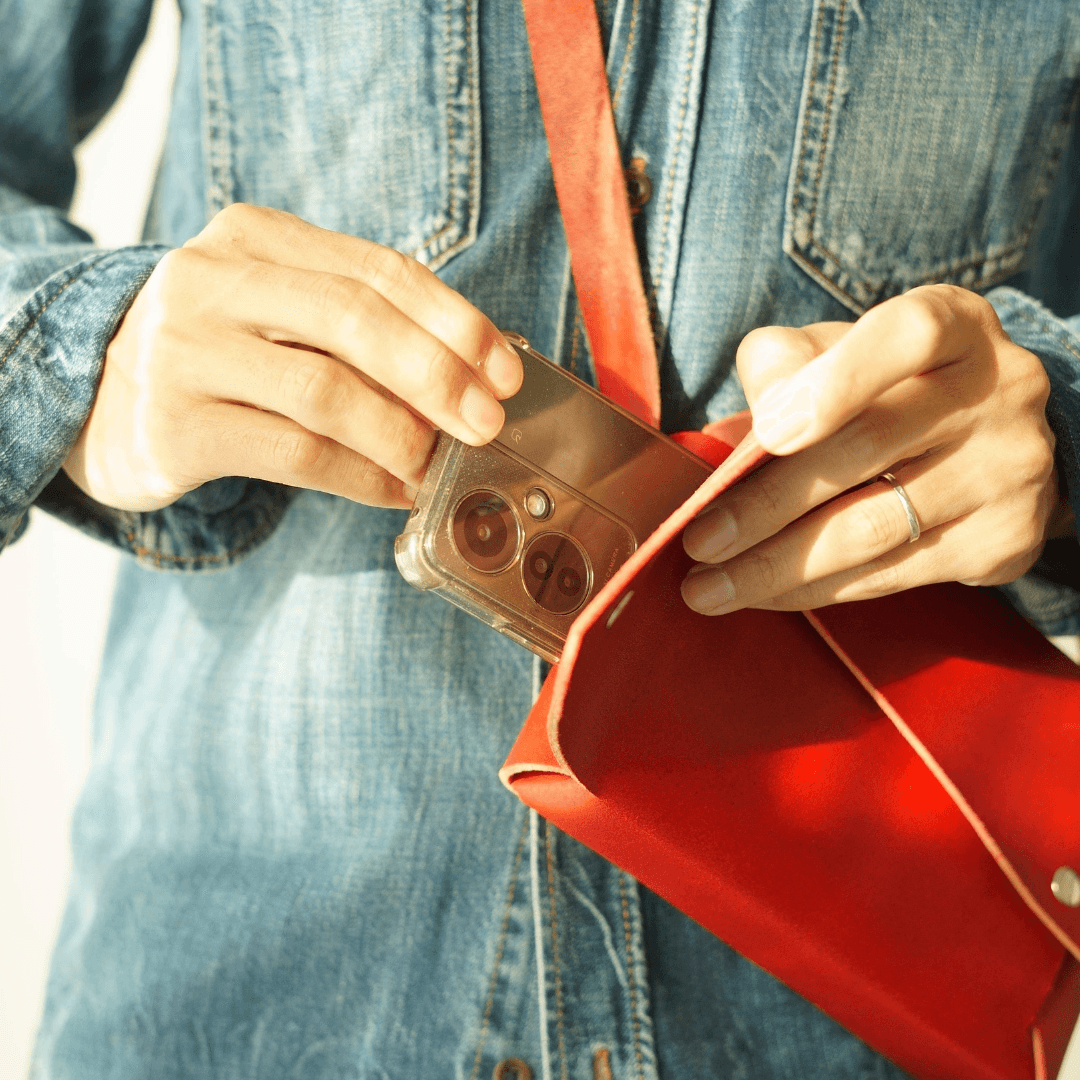 長方形の直線が宿る、一枚革ポシェット。グレーのイタリアンレザーの静かな存在感 | 7枚目