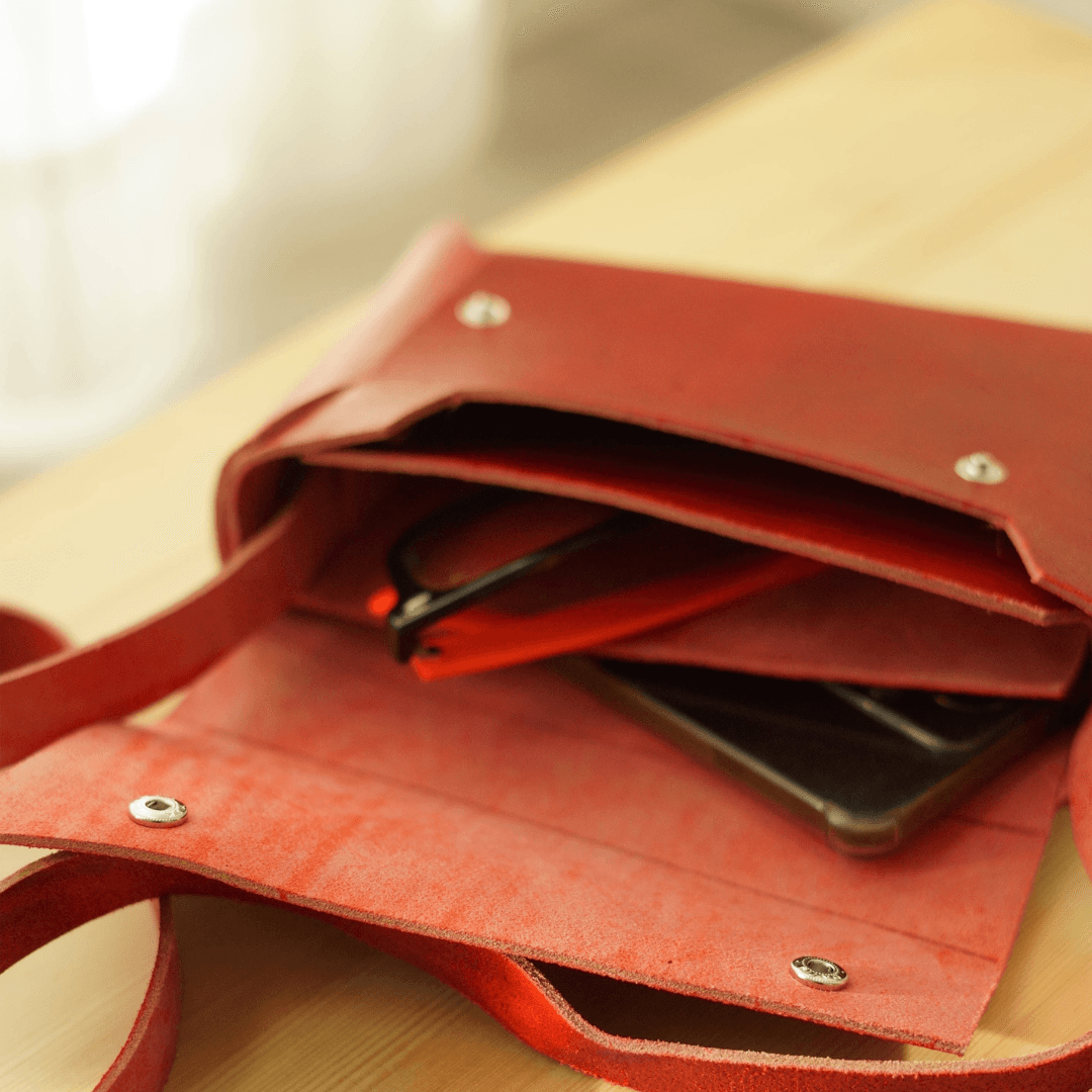 長方形の直線が宿る、一枚革ポシェット。キャメルイエローのイタリアンレザーの静かな存在感 | 18枚目