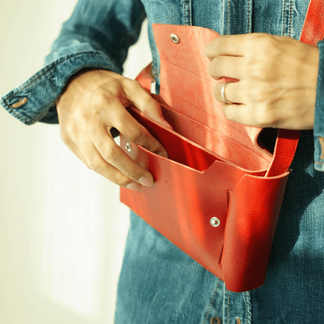 長方形の直線が宿る、一枚革ポシェット。ネイビーブルーのイタリアンレザーの静かな存在感 | 11枚目