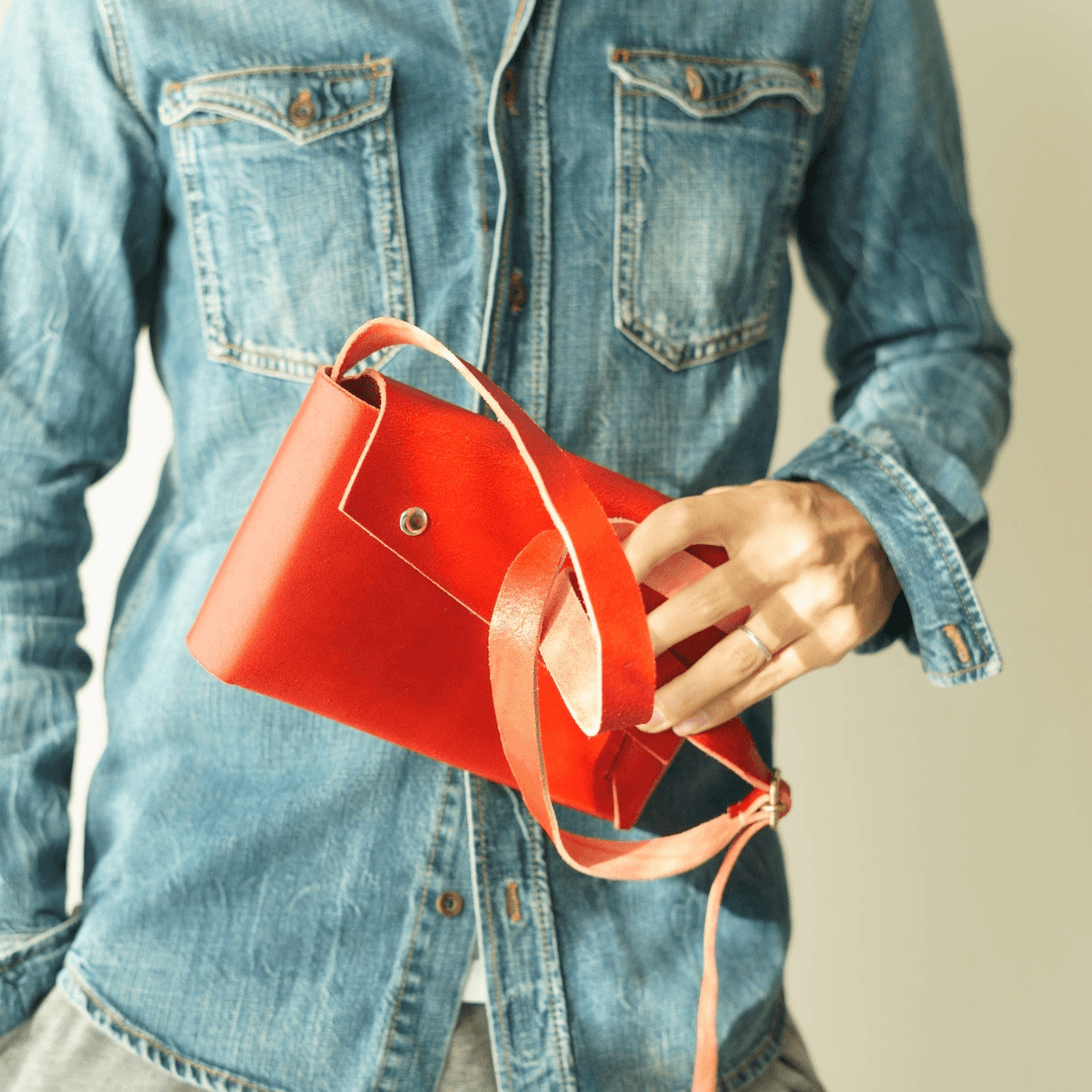 長方形の直線が宿る、一枚革ポシェット。ネイビーブルーのイタリアンレザーの静かな存在感 | 13枚目