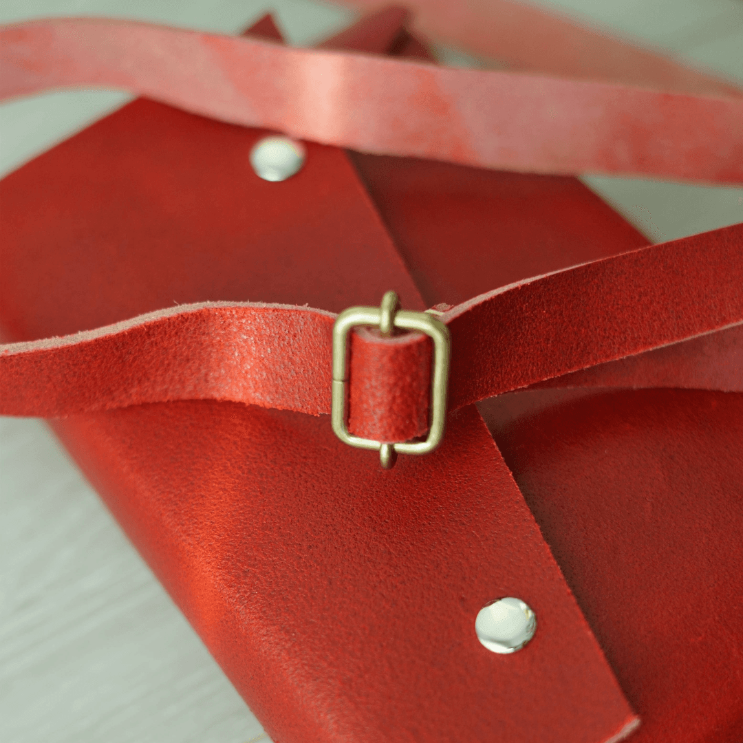 長方形の直線が宿る、一枚革ポシェット。ネイビーブルーのイタリアンレザーの静かな存在感 | 15枚目