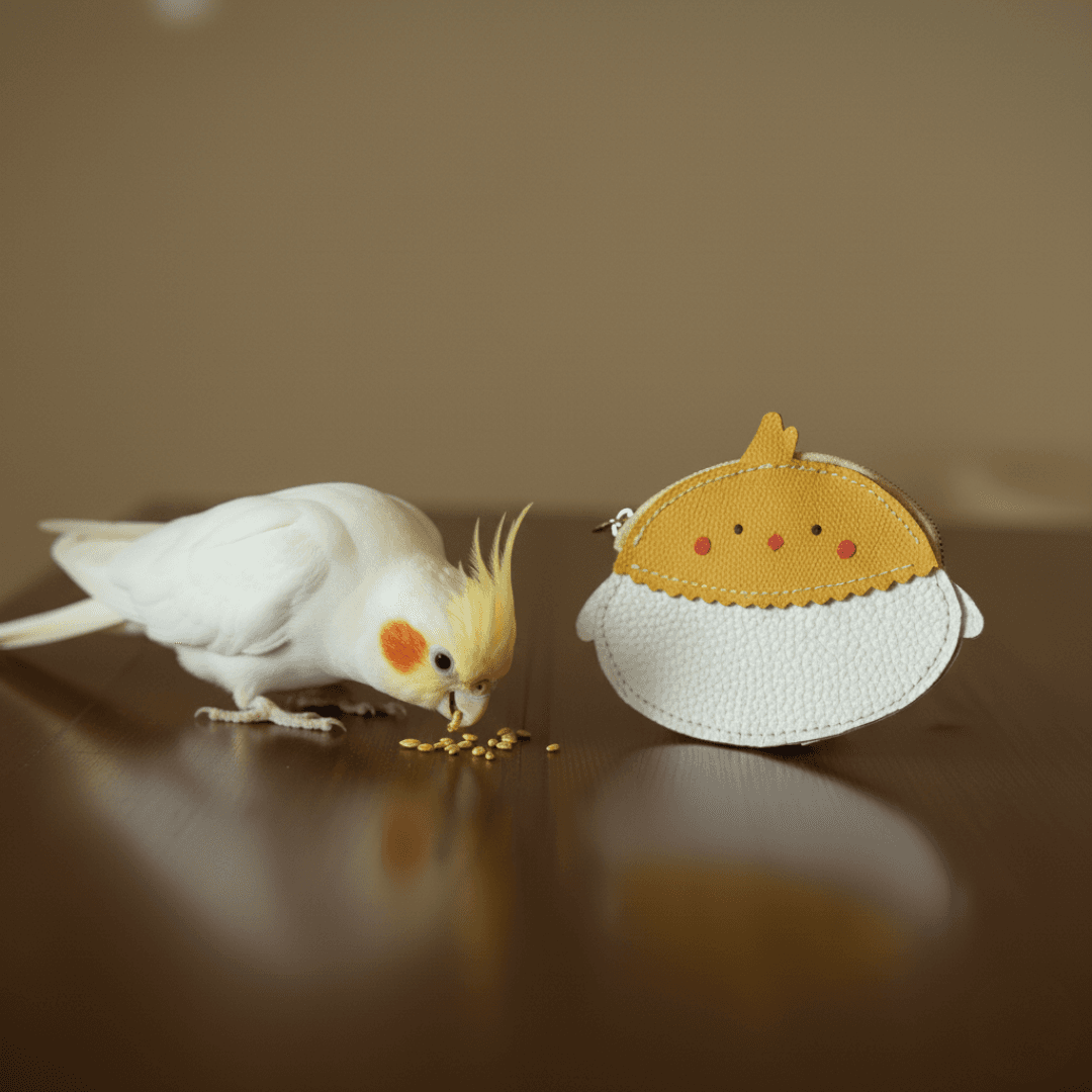 ちょこんと佇む愛嬌。 オカメインコのレザーファスナーウォレット｜オーダー対応レザー小物 | 1枚目