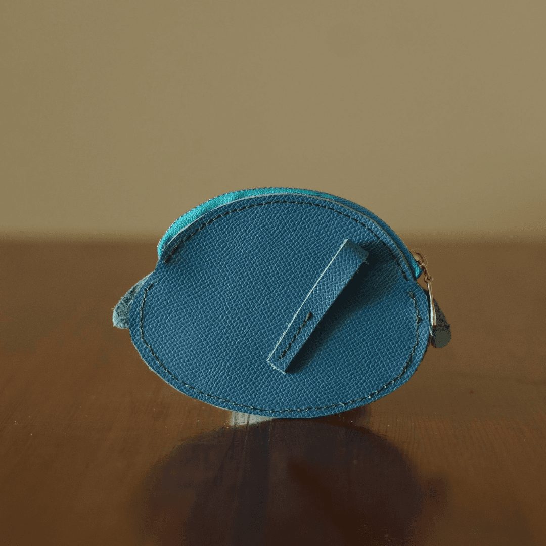 人気のシマエナガ、そのままのフォルムで。 幸せの青い鳥シマエナガのファスナーウォレット｜オーダー対応レザー小物 | 2枚目