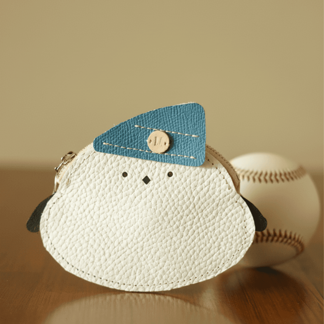 【刻印可】ビーニーを被ったシマエナガのレザーウォレット｜イニシャル対応・鳥モチーフ小物1枚目の画像