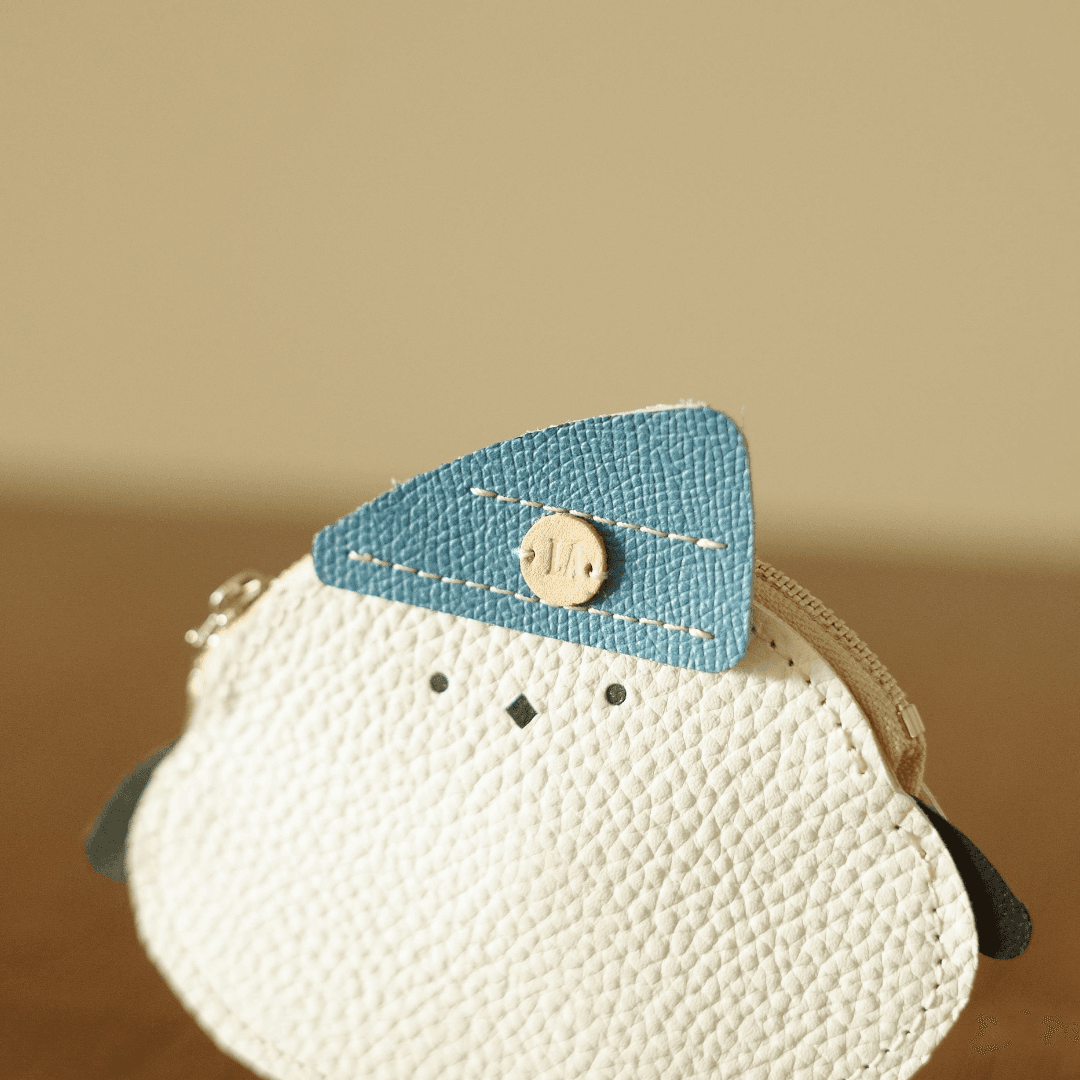 【刻印可】ビーニーを被ったシマエナガのレザーウォレット｜イニシャル対応・鳥モチーフ小物 | 2枚目