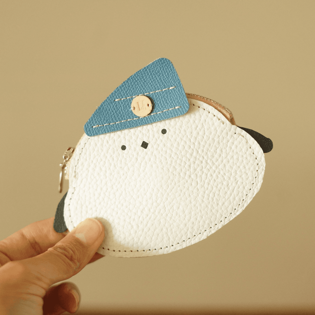 【刻印可】ビーニーを被ったシマエナガのレザーウォレット｜イニシャル対応・鳥モチーフ小物 | 4枚目