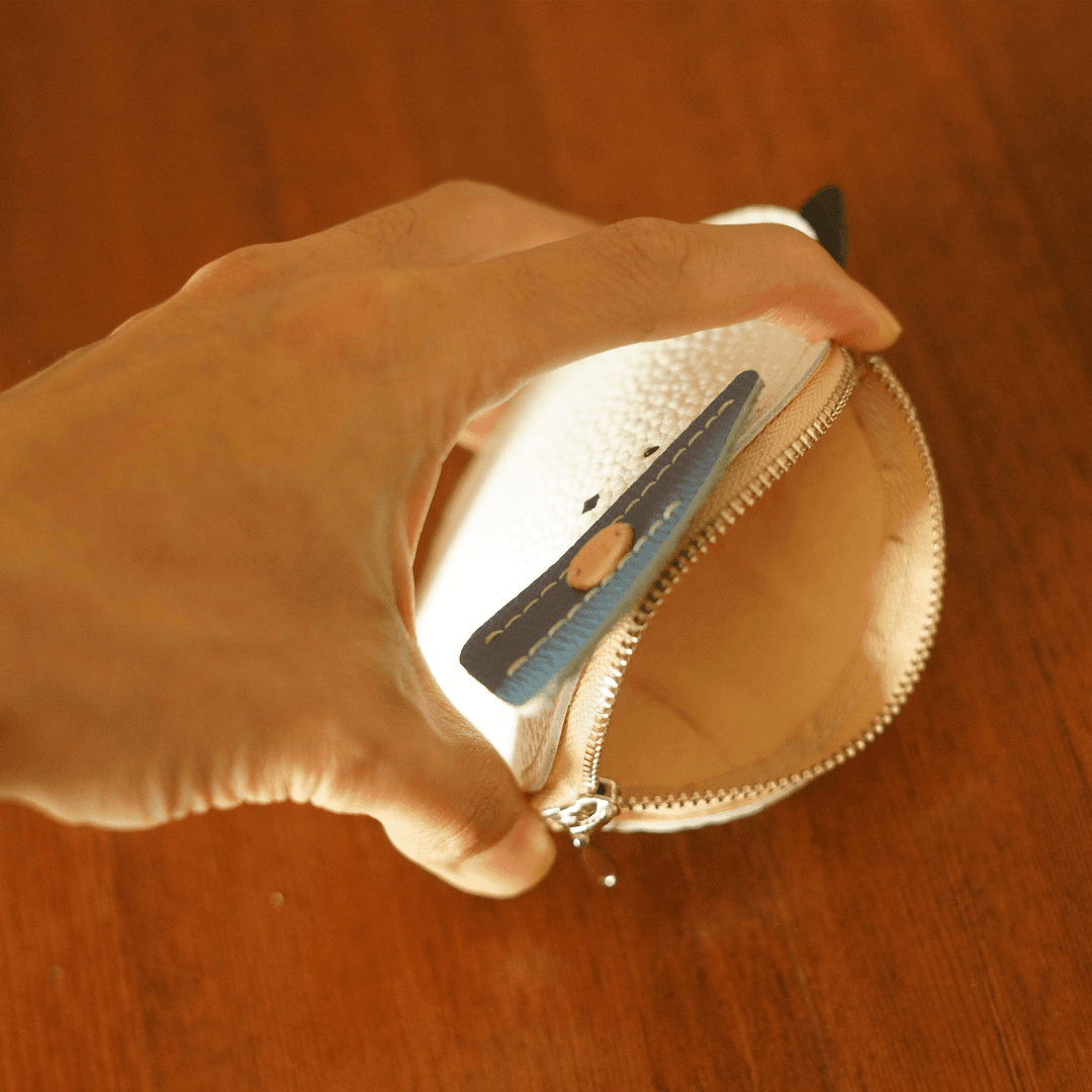 【刻印可】ビーニーを被ったシマエナガのレザーウォレット｜イニシャル対応・鳥モチーフ小物 | 5枚目