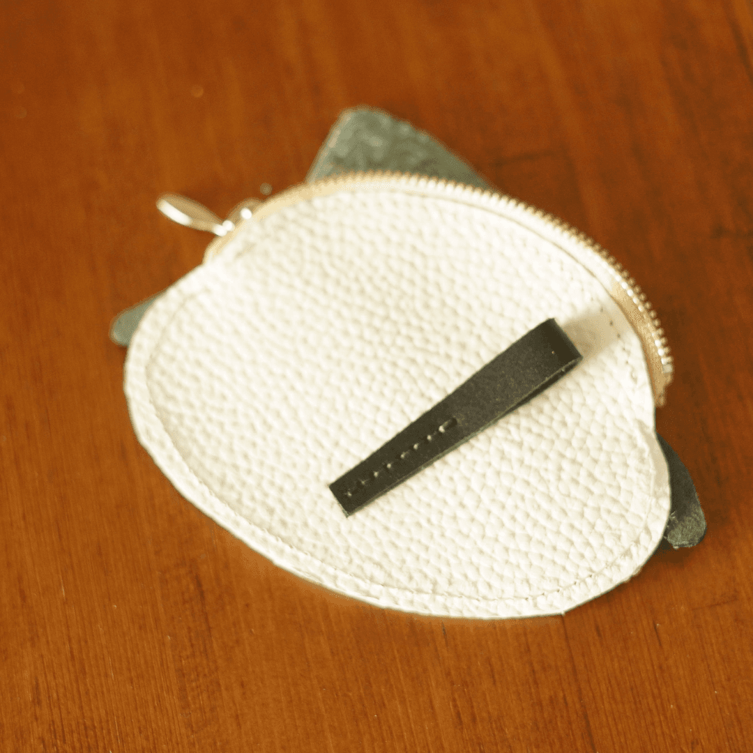 【刻印可】ビーニーを被ったシマエナガのレザーウォレット｜イニシャル対応・鳥モチーフ小物 | 6枚目