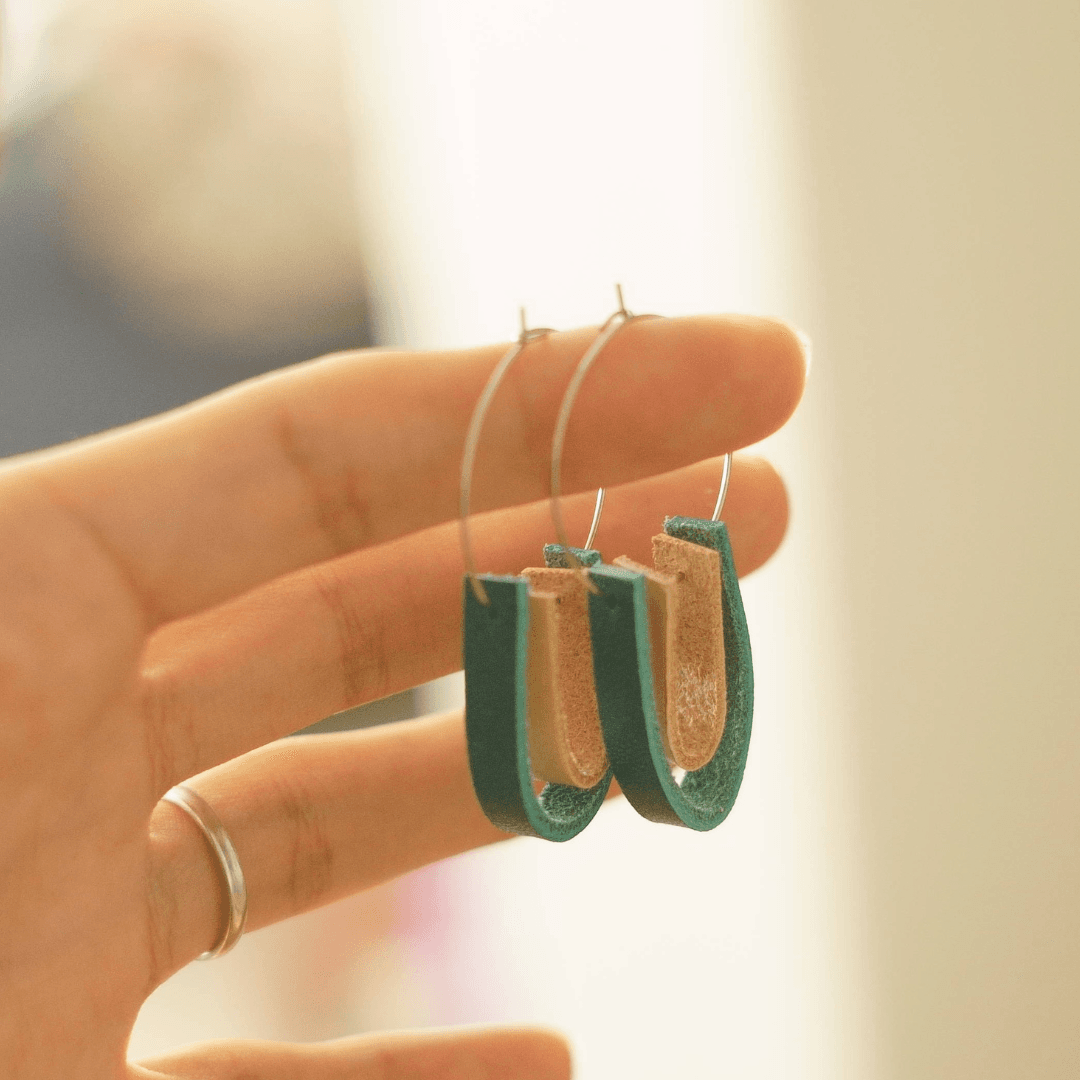 【ステンレス×イタリアンレザー】3cmワイヤーフープピアス｜きなりナチュラル×カラーレザー（一組）ターコイズブルー | 9枚目