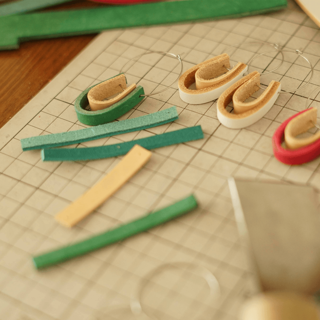 【ステンレス×イタリアンレザー】3cmワイヤーフープピアス｜きなりナチュラル×カラーレザー（一組）リーフグリーン | 2枚目