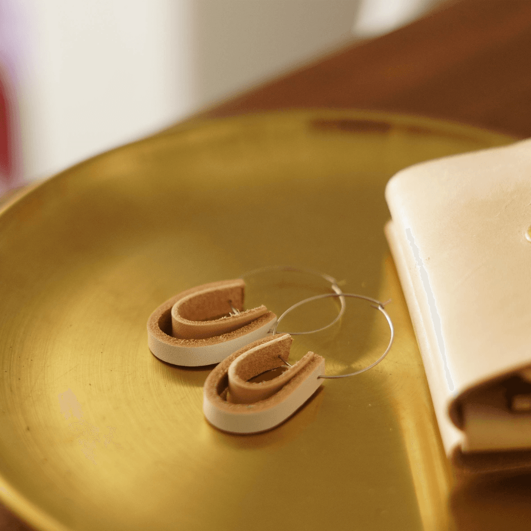 【ステンレス×イタリアンレザー】3cmワイヤーフープピアス｜きなりナチュラル×カラーレザー（一組）ホワイト | 1枚目