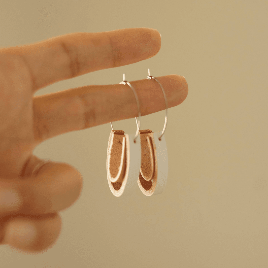 【ステンレス×イタリアンレザー】3cmワイヤーフープピアス｜きなりナチュラル×カラーレザー（一組）ホワイト | 2枚目