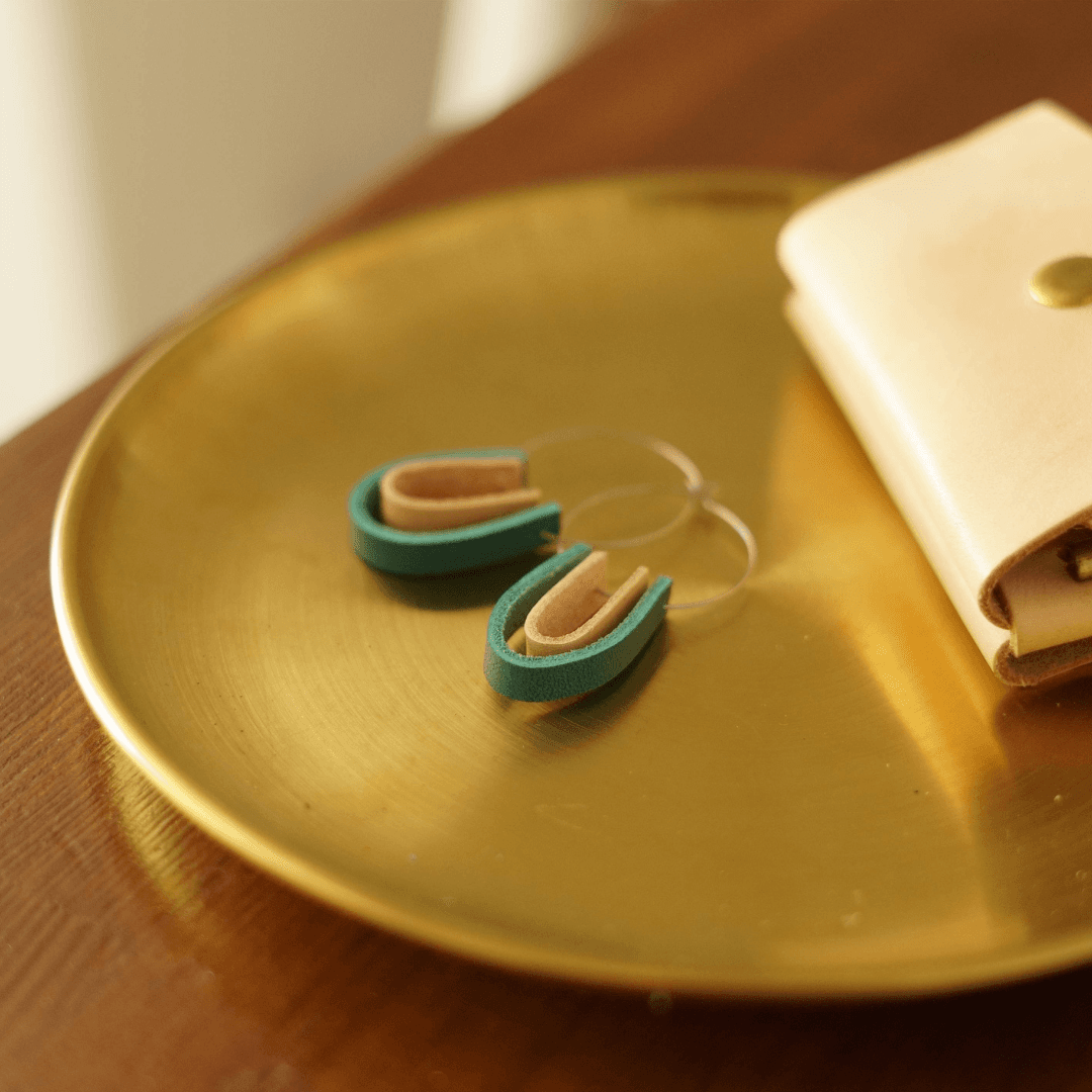 【ステンレス×イタリアンレザー】3cmワイヤーフープピアス｜きなりナチュラル×カラーレザー（一組）ターコイズブルー | 6枚目