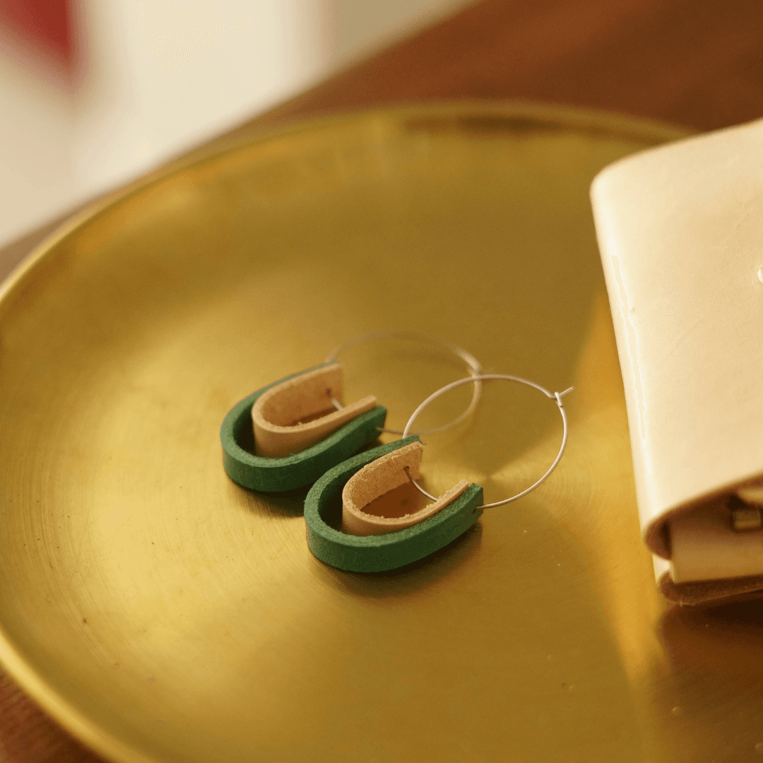 【ステンレス×イタリアンレザー】3cmワイヤーフープピアス｜きなりナチュラル×カラーレザー（一組）ターコイズブルー | 8枚目