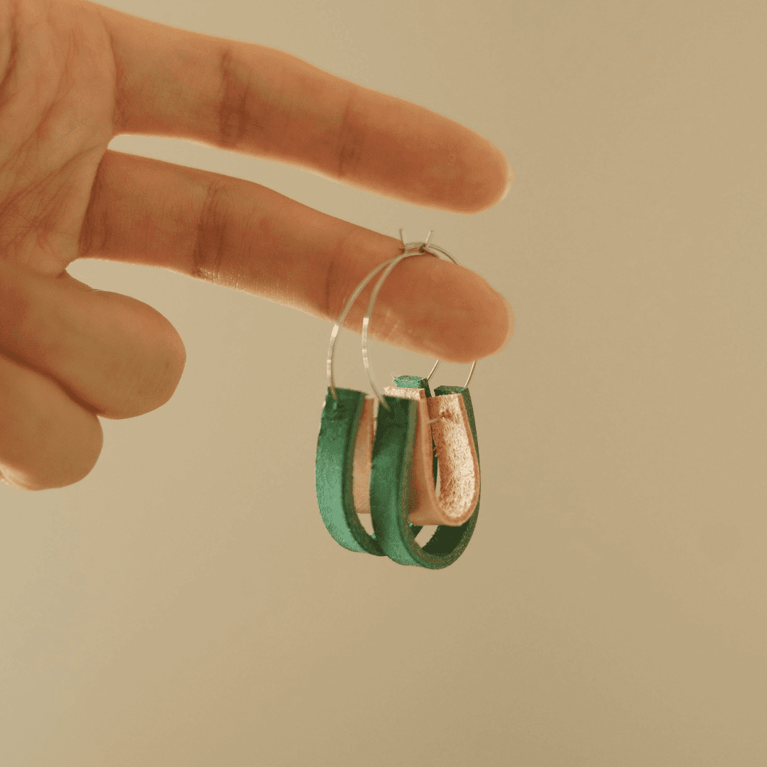 【ステンレス×イタリアンレザー】3cmワイヤーフープピアス｜きなりナチュラル×カラーレザー（一組）ターコイズブルー | 9枚目