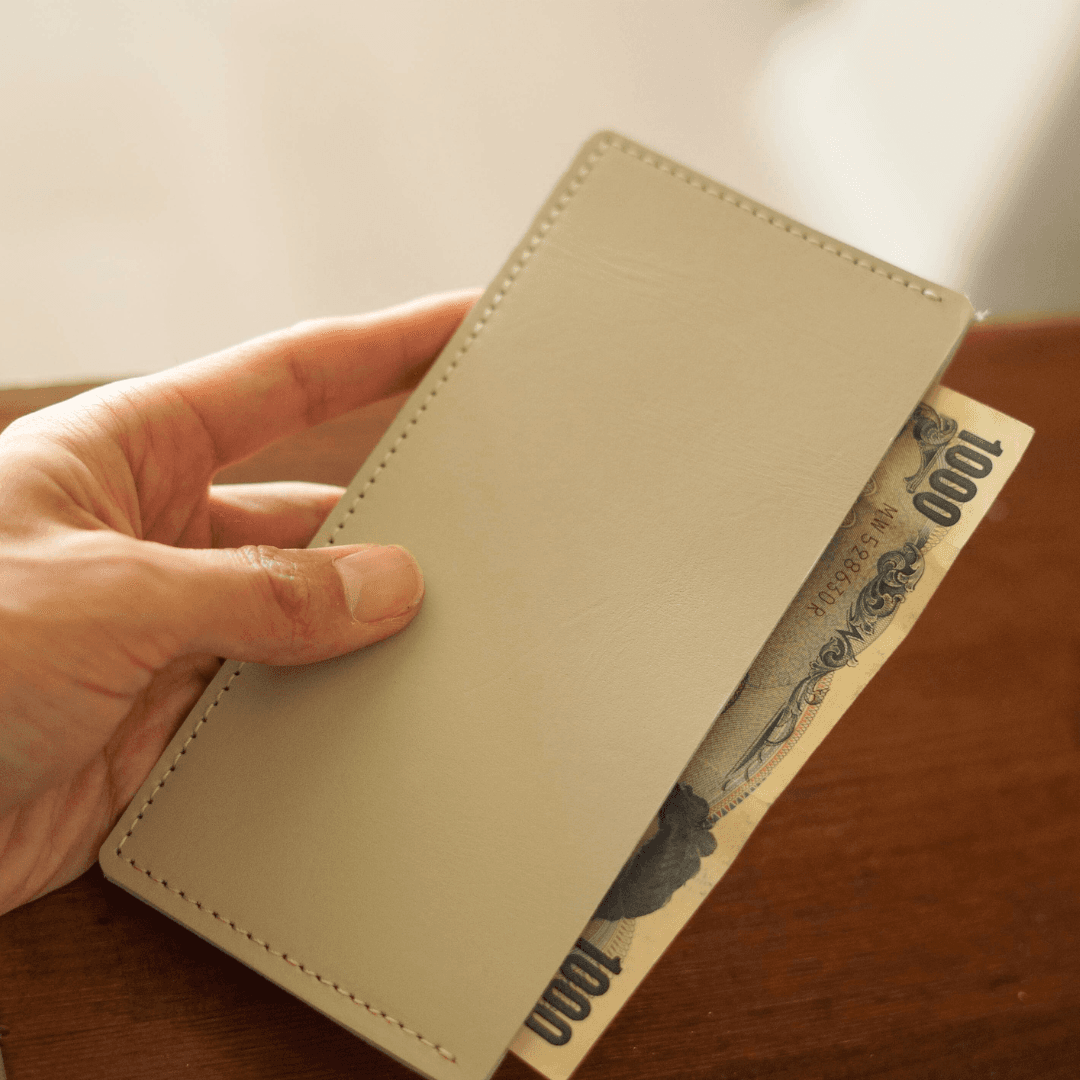 ライトグレーが美しい本革札入れ　張りのあるスムースレザー | 1枚目