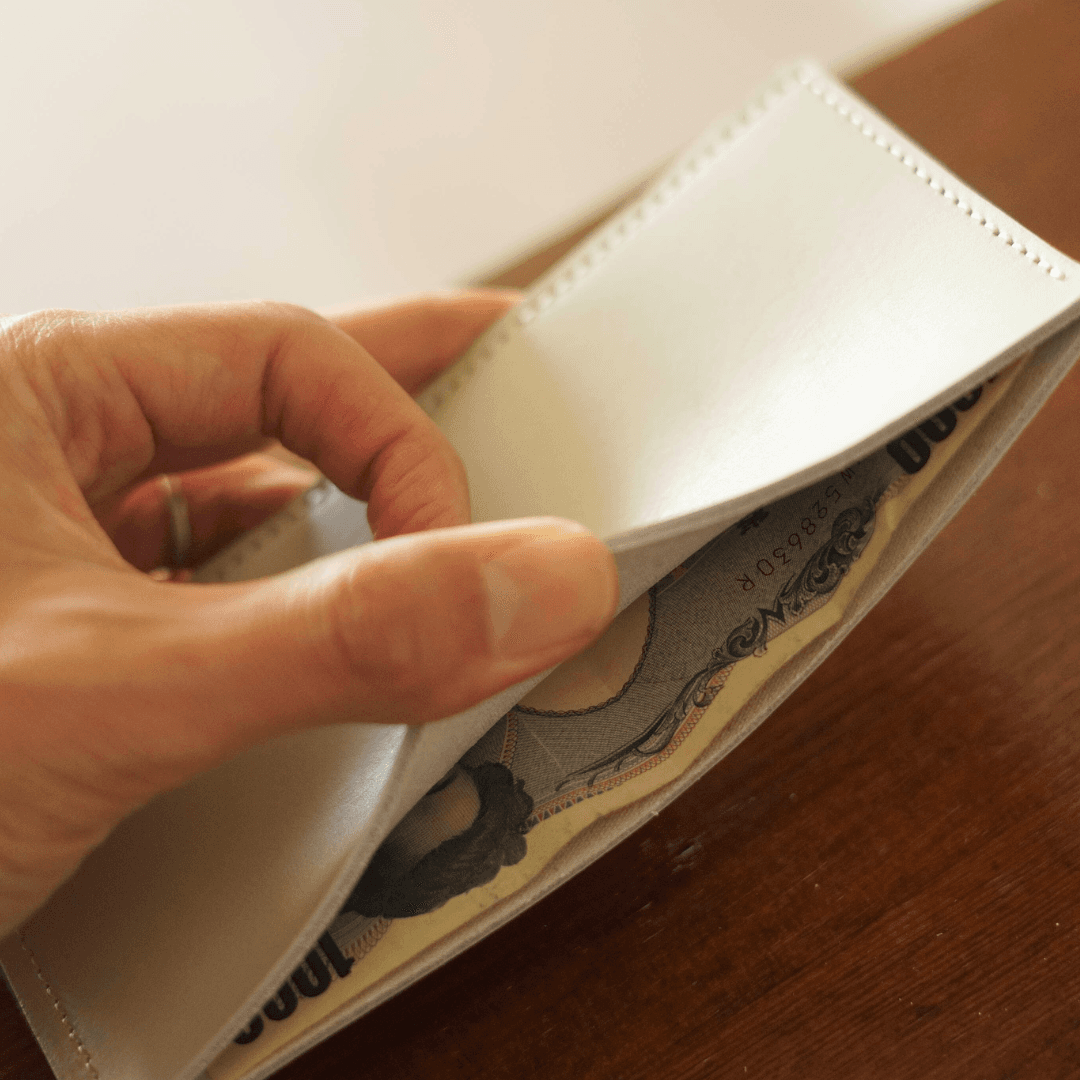 ライトグレーが美しい本革札入れ　張りのあるスムースレザー | 2枚目