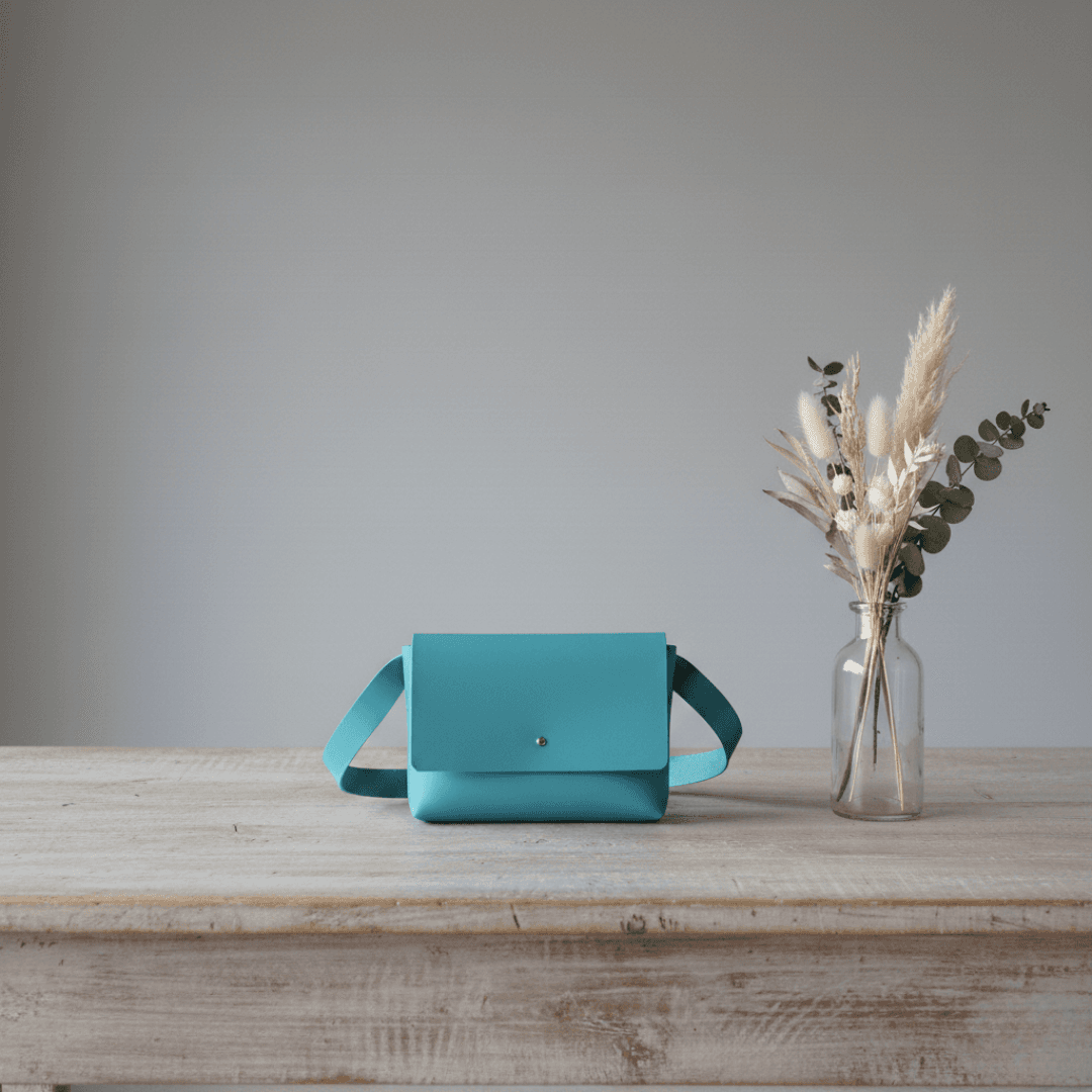 イタリアンレザー・スカイブルー本革サコッシュ｜ミニマルデザインのミニバッグ | 2枚目