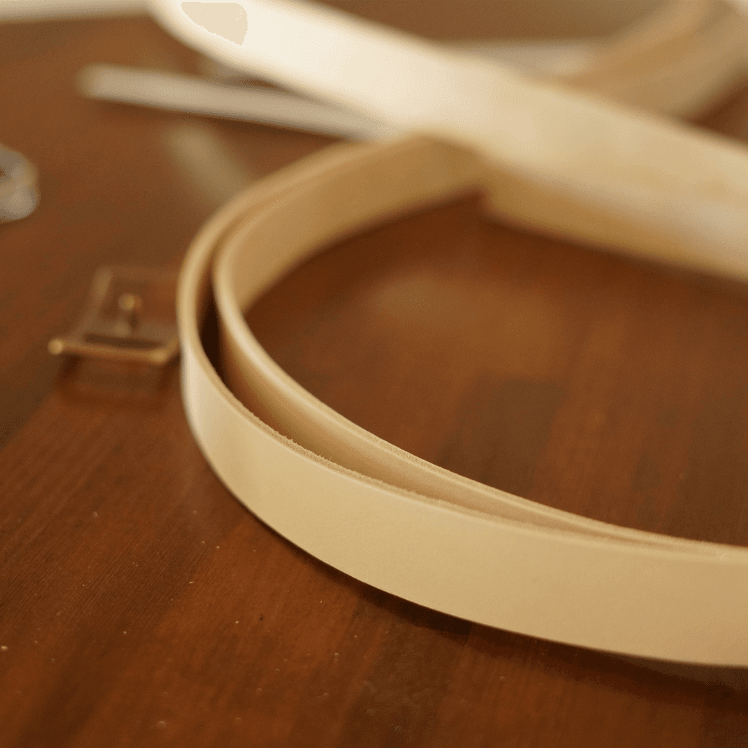 イタリアンレザー・スカイブルー本革サコッシュ｜ミニマルデザインのミニバッグ | 7枚目