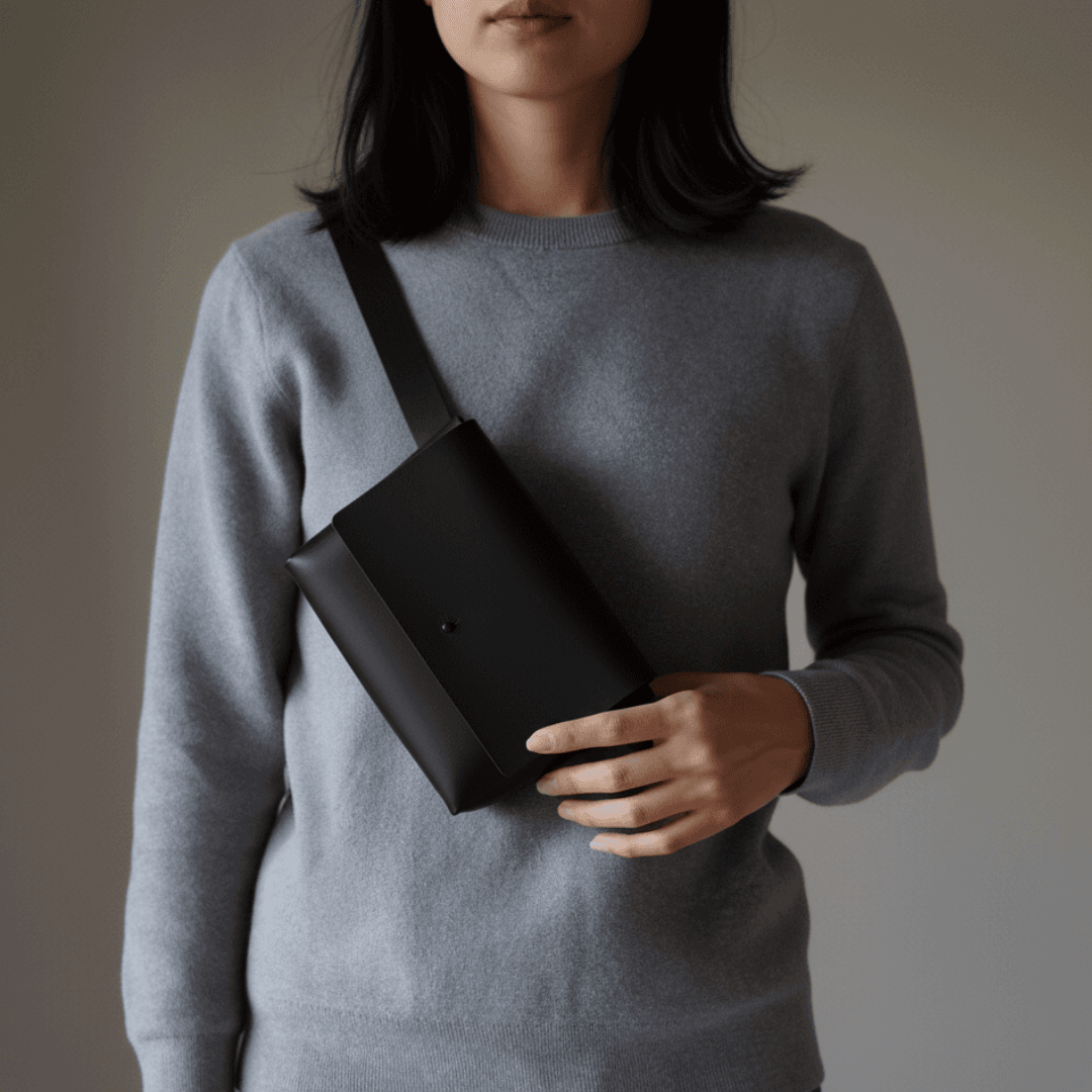 イタリアンレザー・ブラック本革サコッシュ｜ミニマルデザインのミニバッグ1枚目の画像