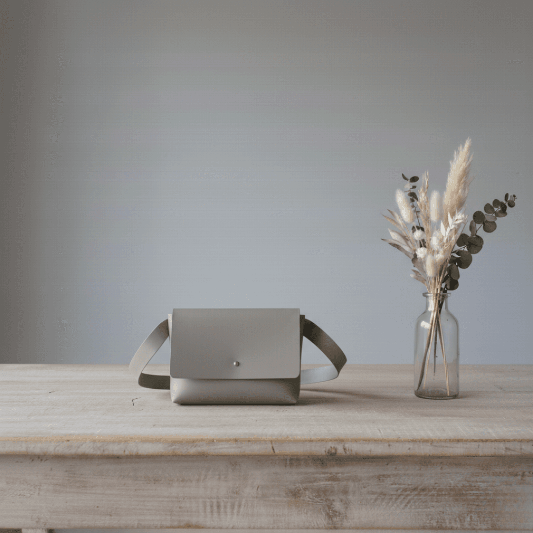 イタリアンレザー・グレー本革サコッシュ｜ミニマルデザインのミニバッグ | 2枚目