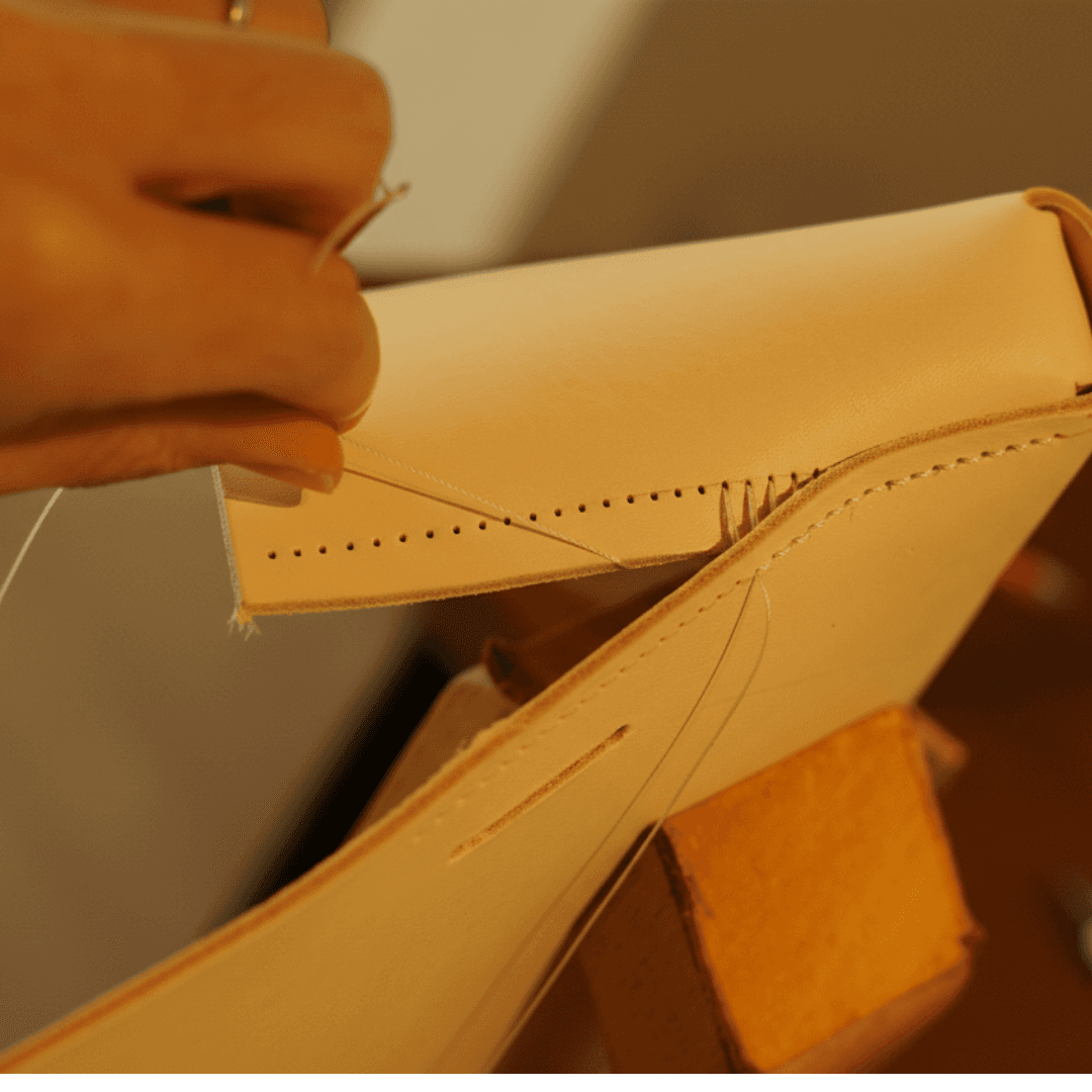 イタリアンレザー・グレー本革サコッシュ｜ミニマルデザインのミニバッグ | 8枚目