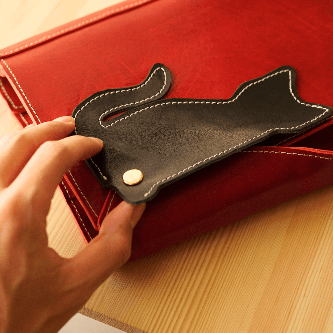 猫も気ににゃる　キャットモチーフのA5パステルシステム手帳ケース｜イタリアンレザー｜6穴｜カラーオーダー対応 | 3枚目