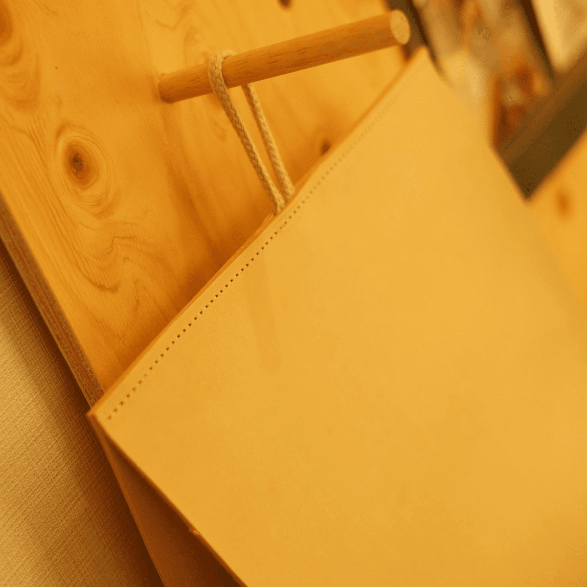 【サイズ・カラーオーダー可】ヌメ革 ワインホルダー|本革 ボトルケース 壁掛け収納 ナチュラルレザー インテリア | 5枚目