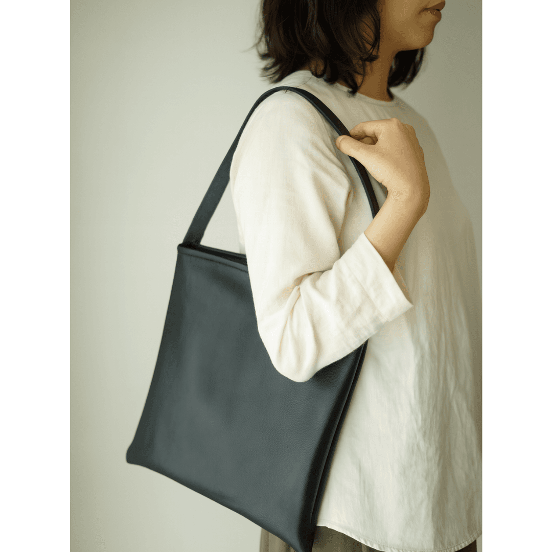 本革 スクエアワンショルダーバッグ | 正方形 黒 シボ加工 牛レザー 軽量マグネット開閉 内ポケット付1枚目の画像