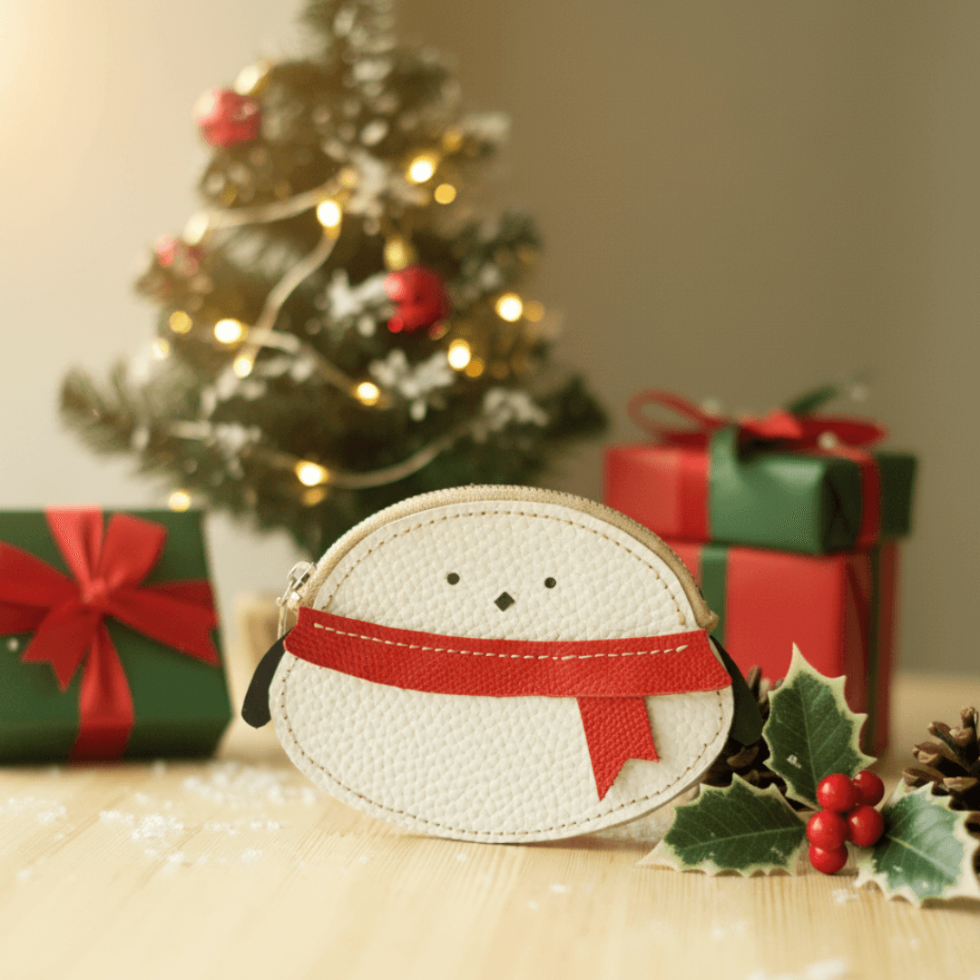 冬の装いにぴったりな、マフラーをつけたシマエナガの本革レザーコインケース1枚目の画像