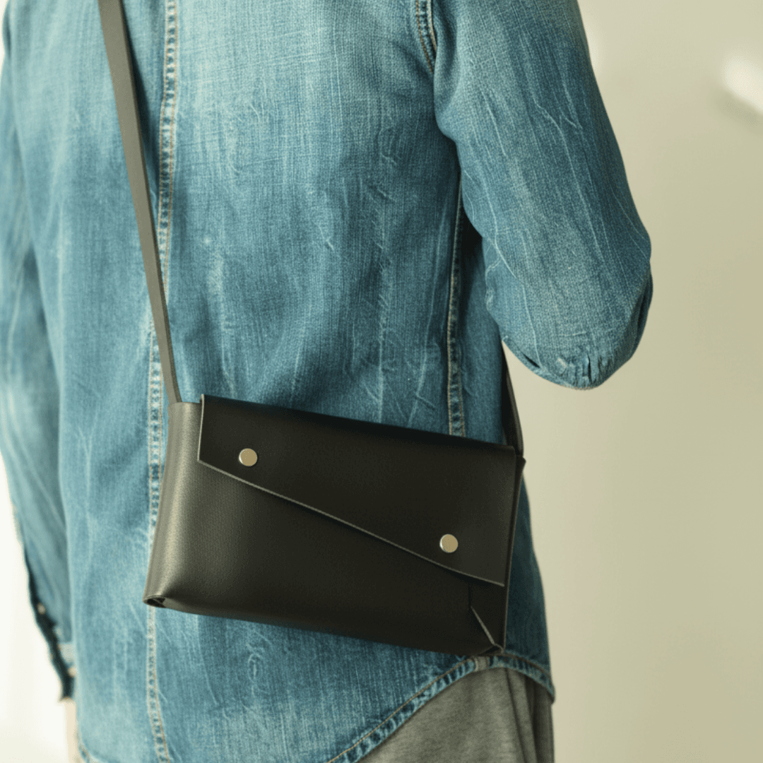 長方形の直線が宿る、一枚革ポシェット。ブラックのイタリアンレザーの静かな存在感1枚目の画像