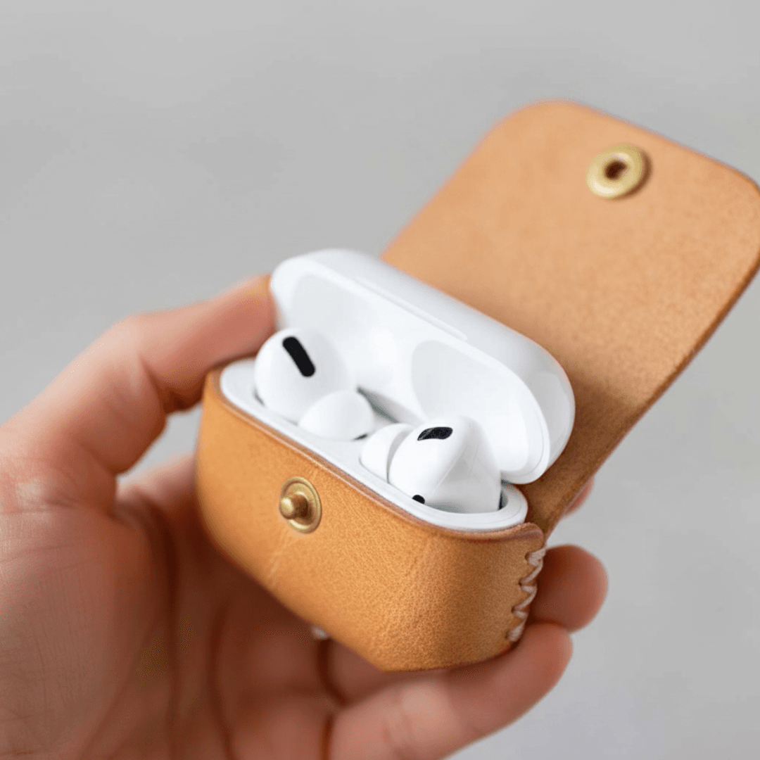 植物タンニンなめし革のAirPodsケース|名入れ可・色変更可|バッグ取り付けOK1枚目の画像
