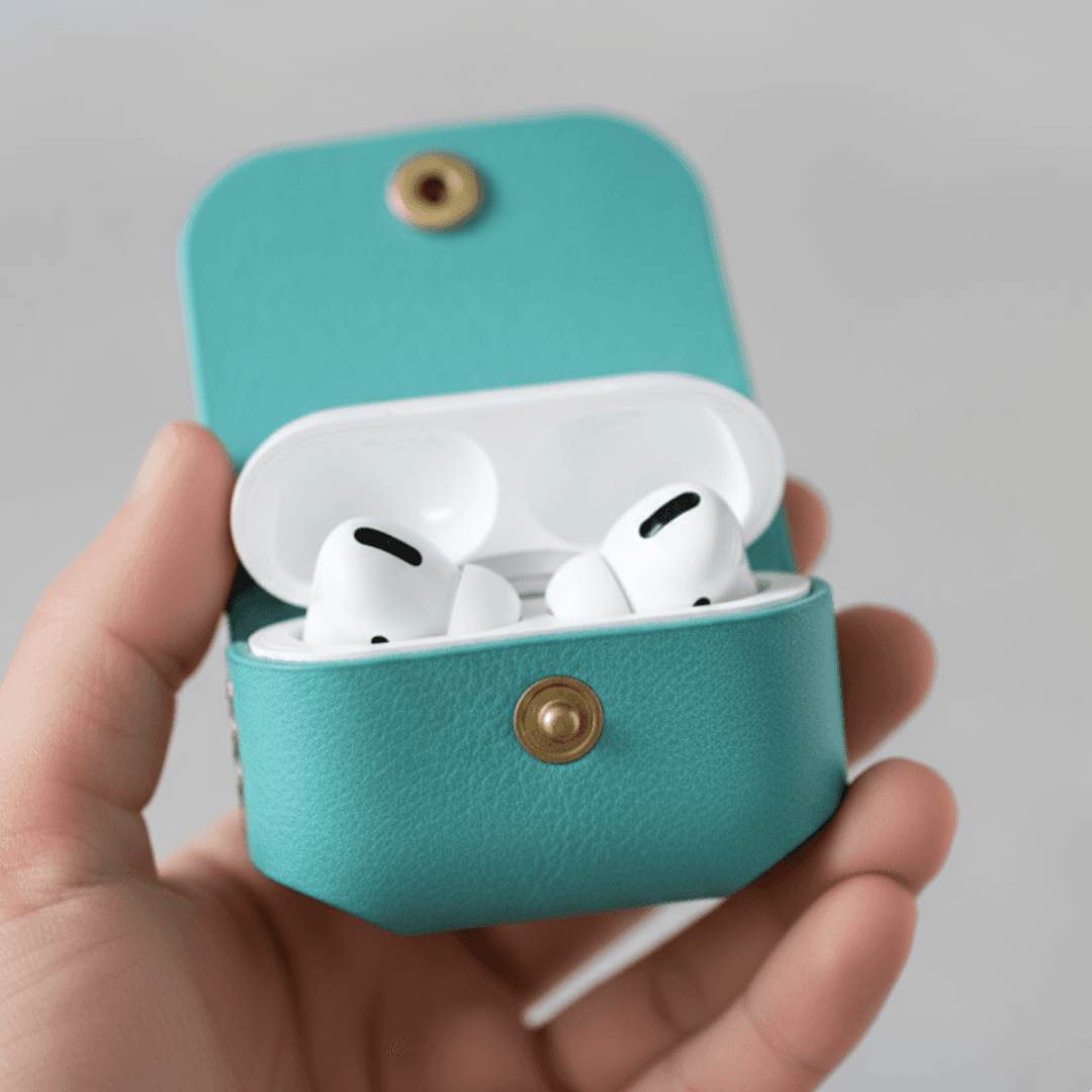 パステルコバルトブルー植物タンニンなめし革のAirPodsケース|名入れ可・色変更可|バッグ取り付けOK1枚目の画像