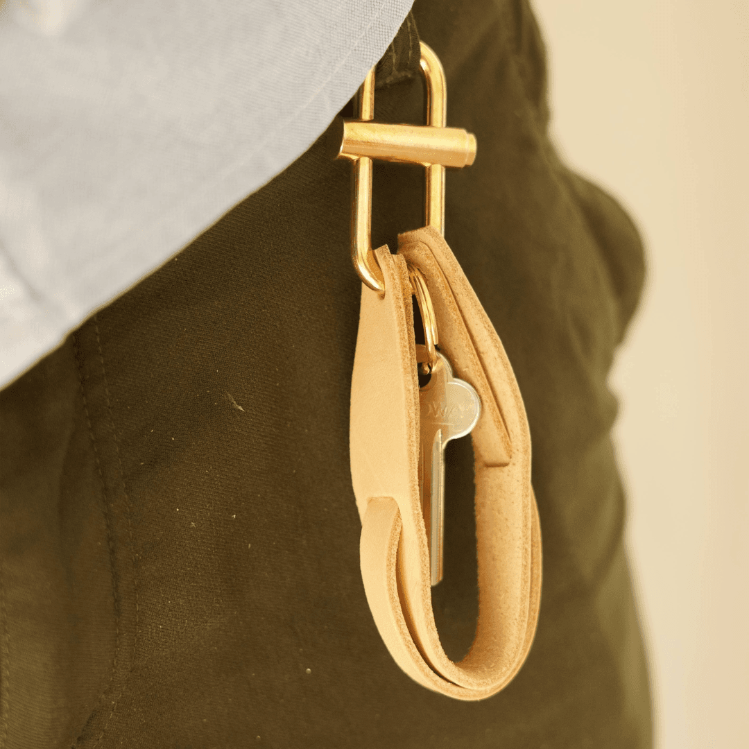 真鍮×ヌメ革 スライドロック式キーホルダー|真鍮二重カン20mm付/名入れ・ロゴ刻印可|きなりナチュラル1枚目の画像